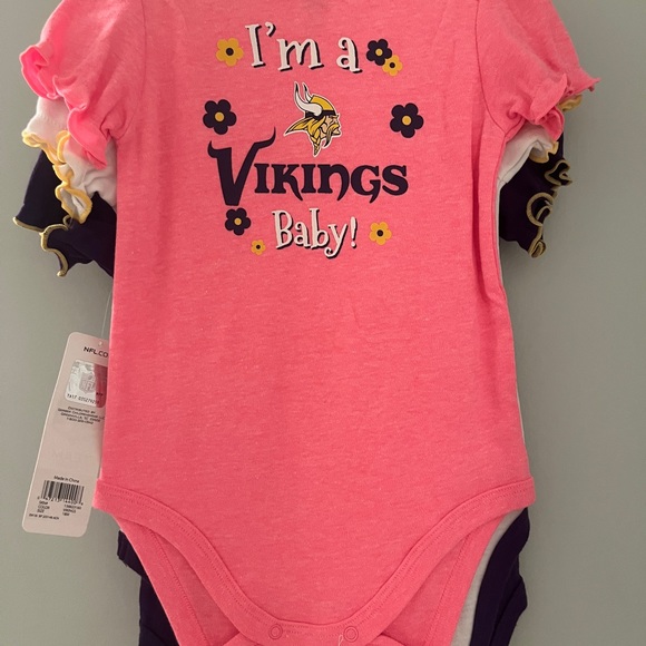 NFL Apparel Girls Vikings Onsies - Picture 2 of 3
